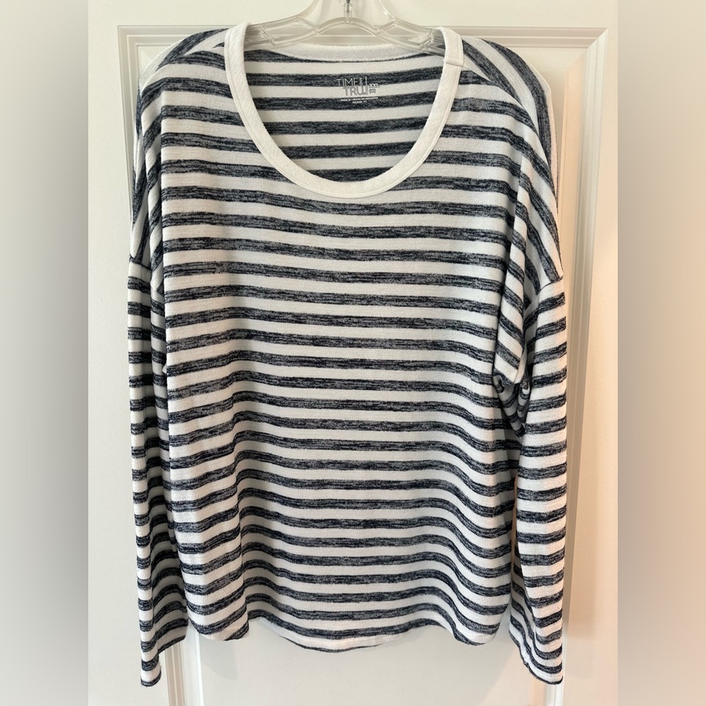 💚Lightweight Long Sleeve Top in White and Blue